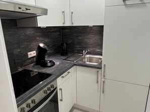 Fridge, oven, stovetop, coffee/tea maker