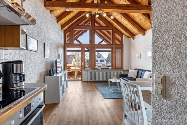 Fridge, oven, stovetop, coffee/tea maker