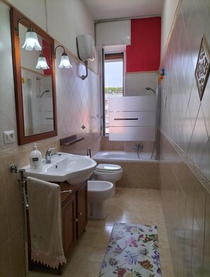 Sèche-cheveux, bidet, serviettes fournies, savon
