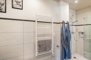 Dusche, Haartrockner, Handtücher