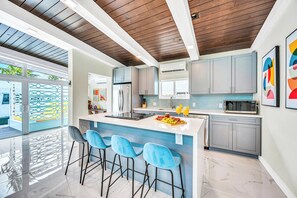 Fridge, microwave, oven, stovetop - Waterfront / Heated pool /  Lime Key Four (Fort Lauderdale)