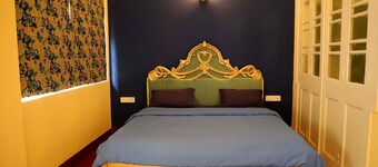 Charming 2-bedroom, 2 bath apartment in Central Kolkata with WiFi, AC, Kitchen