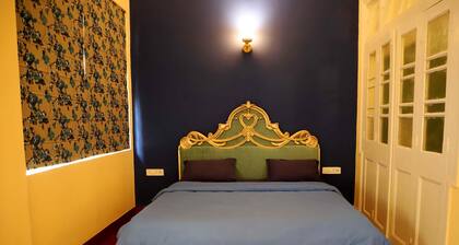 Charming 2-bedroom, 2 bath apartment in Central Kolkata with WiFi, AC, Kitchen