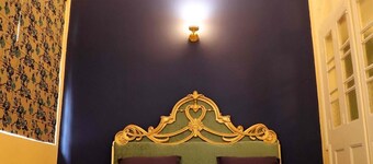 Charming 2-bedroom, 2 bath apartment in Central Kolkata with WiFi, AC, Kitchen