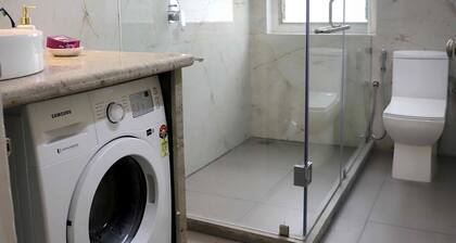 Charming 2-bedroom, 2 bath apartment in Central Kolkata with WiFi, AC, Kitchen