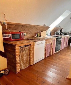 Fridge, oven, stovetop, dishwasher