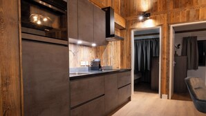 Apartamento, 2 habitaciones, vistas a la montaña | Cocina privada | Máquina de café espresso, cafetera o tetera y hervidor eléctrico