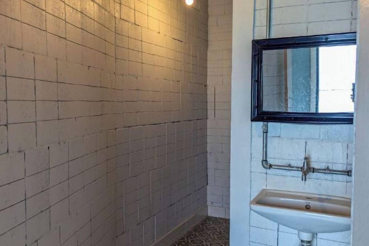 Kamar mandi | Shower, pancuran hujan, pengering rambut, dan handuk
