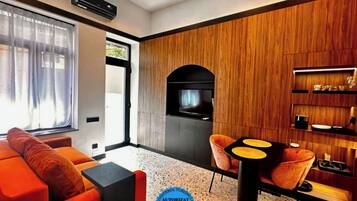 Deluxe-Studio, 1 Schlafzimmer, Terrasse, Gartenblick | Wohnbereich | 108-cm-Smart-TV mit Kabelempfang