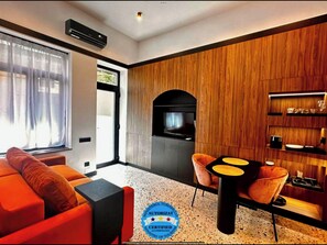 Estudio Deluxe, 1 habitación, patio, vista al jardín | Área de sala de estar | Smart TV de 108 cm con canales por cable 