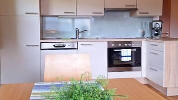 Kühlschrank, Ofen, Herdplatte, Wasserkocher mit Kaffee-/Teezubehör