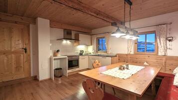 Fridge, oven, stovetop, cookware/dishes/utensils