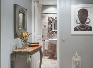 Doccia, asciugacapelli, asciugamani, carta igienica