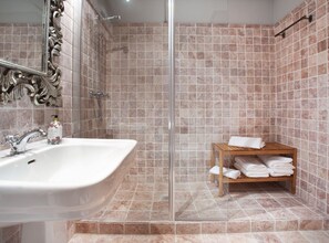 Shower, hair dryer, towels, toilet paper - COLONIAL -  Beautiful modern apartment (Barcelona)