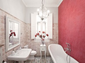シャワー、ヘアドライヤー、タオル、トイレットペーパー