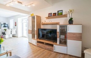 Fernseher, DVD-Player, Stereoanlage