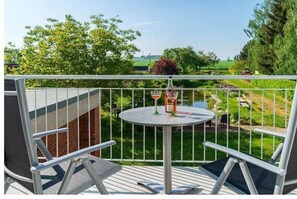 Outdoor dining - Holiday Apartment Haus Teichblick (Lossatal)