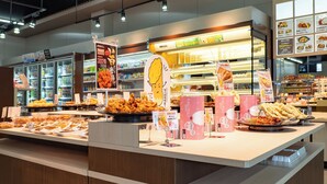 Eine Speisenauslage mit verschiedenen frittierten Speisen und Verpackungen.
