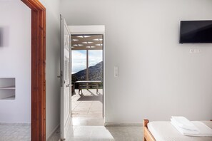 2 bedrooms, iron/ironing board, WiFi, bed sheets - House Verg, heavenly escape up to 4 guests! (Triopetra)