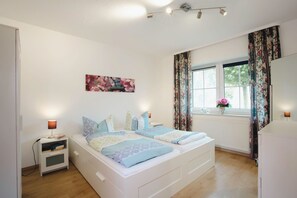 3 bedrooms, travel cot, WiFi