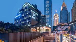 Ein Hotel mit modernem Design, das sich über mehrere Etagen erstreckt und eine auffällige Beschilderung aufweist.
