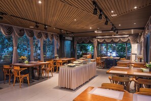 Phục vụ bữa sáng 