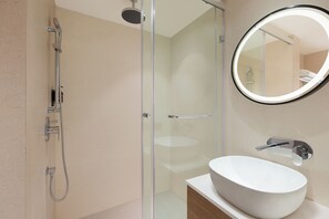 Dusj, hårføner, håndklær og såpe