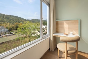 Caja fuerte, escritorio, espacio para trabajar con un portátil