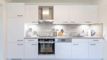 Een koelkast, een magnetron, een oven, een kookplaat