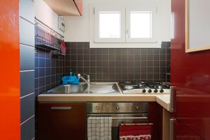 Een koelkast, een microgolfoven, een oven, een kookplaat