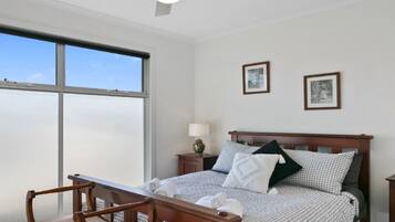 4 bedrooms, iron/ironing board, Internet, bed sheets