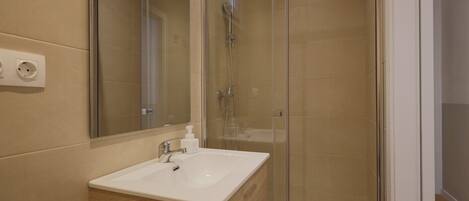 Douche, sĂšche-cheveux, serviettes fournies