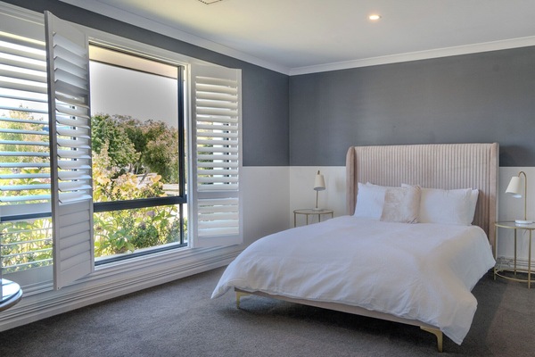 Master bedroom with Queen bed, walk in robe and ensuite (toilet, shower & double vanity)