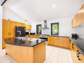 Coffee/tea maker, fridge, microwave, oven - Pool, Tennis & Cinema! 7Beds Bali-Inspired Retreat (Chapel Hill)
