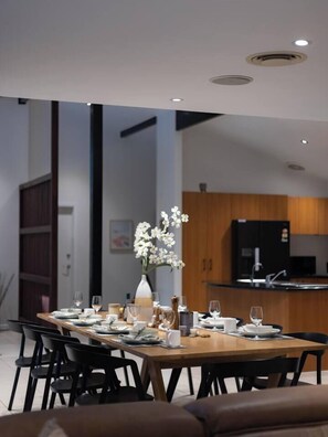 Dining - Pool, Tennis & Cinema! 7Beds Bali-Inspired Retreat (Chapel Hill)
