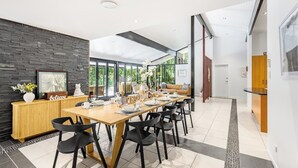 Dining - Pool, Tennis & Cinema! 7Beds Bali-Inspired Retreat (Chapel Hill)