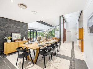 Dining - Pool, Tennis & Cinema! 7Beds Bali-Inspired Retreat (Chapel Hill)