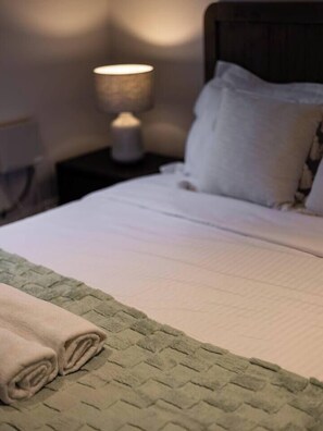 7 bedrooms, iron/ironing board, WiFi, bed sheets - Pool, Tennis & Cinema! 7Beds Bali-Inspired Retreat (Chapel Hill)
