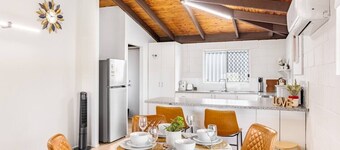 Relaxing 3BR House with ACs Near Crestmead Central