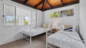 3 bedrooms, iron/ironing board, WiFi, bed sheets