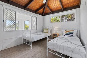 3 bedrooms, iron/ironing board, WiFi, bed sheets - Small Groups & Families! Stylish 3Beds near mall (Crestmead)