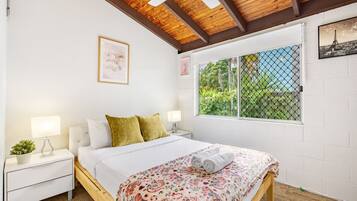 3 bedrooms, iron/ironing board, WiFi, bed sheets