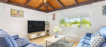 Relaxing 3BR House with ACs Near Crestmead Central