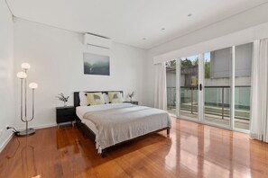 5 bedrooms, desk, iron/ironing board, WiFi