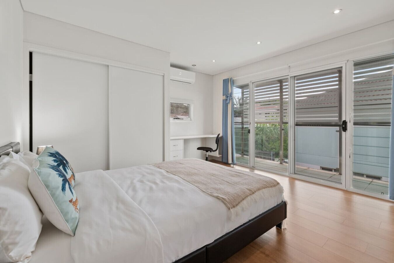 5 bedrooms, desk, iron/ironing board, WiFi