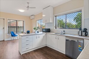 Fridge, microwave, oven, stovetop - Affordable & Convenient Stay | 4Beds w/ Ducted AC (Sunnybank)
