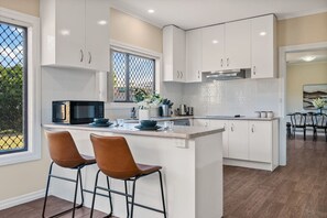 Jääkaappi, mikroaaltouuni, uuni, liesi