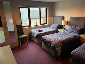 Desk, laptop workspace, free WiFi - Newcastle House Hotel (Ballymahon)