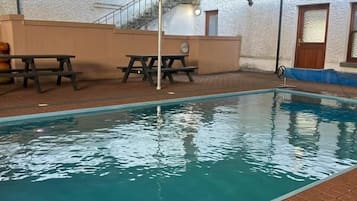 Outdoor pool, lifeguards on site