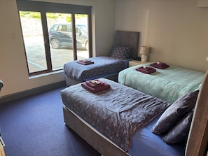 Chambre Quadruple Confort | Bureau, espace de travail pour ordinateur portable, Wi-Fi gratuit